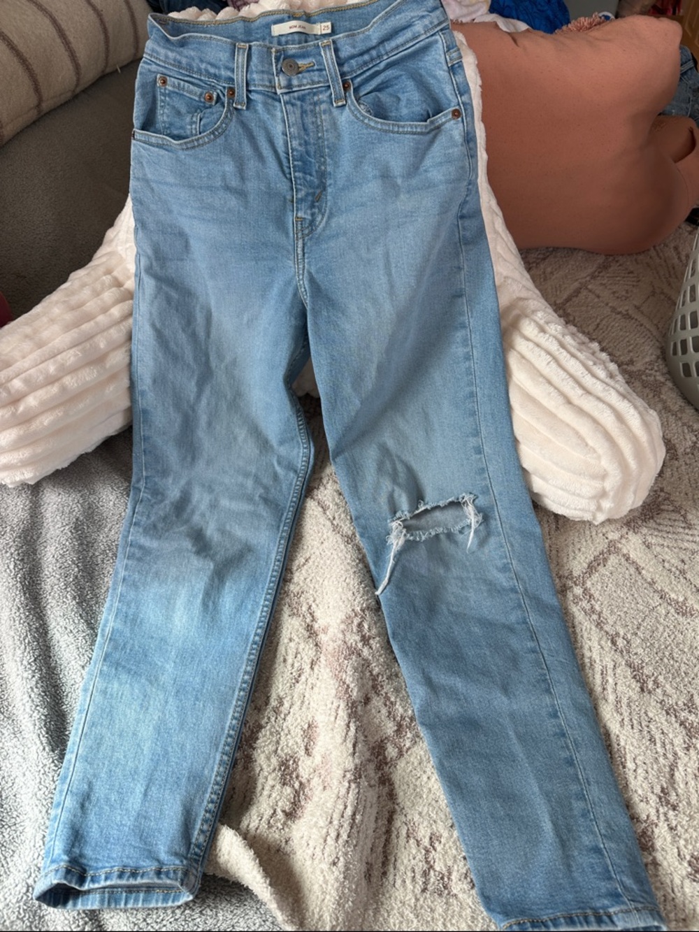 Levi’s 25 High Rise Mom Jeans Light Wash Distressed Knee Vintage Fit